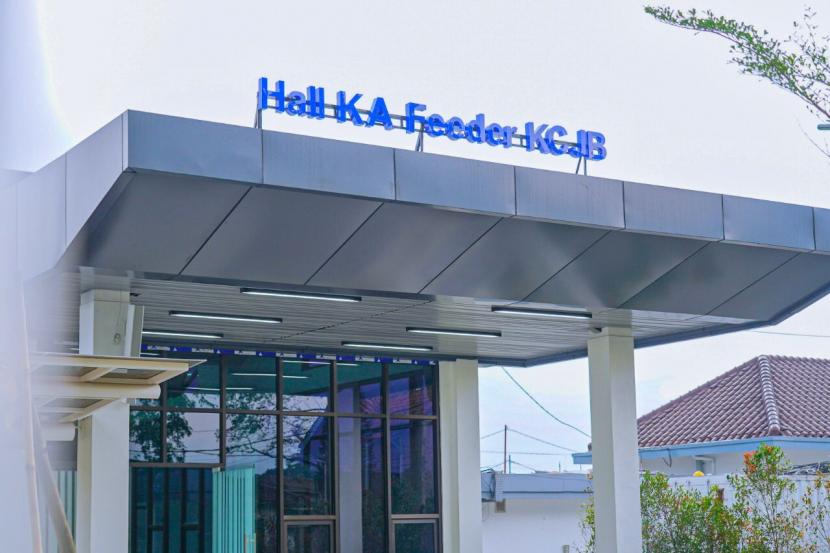 PT Kereta Api Indonesia (KAI) KAI tengah menyiapkan rangkaian KA feeder Kereta Cepat Jakarta Bandung (KCJB). 