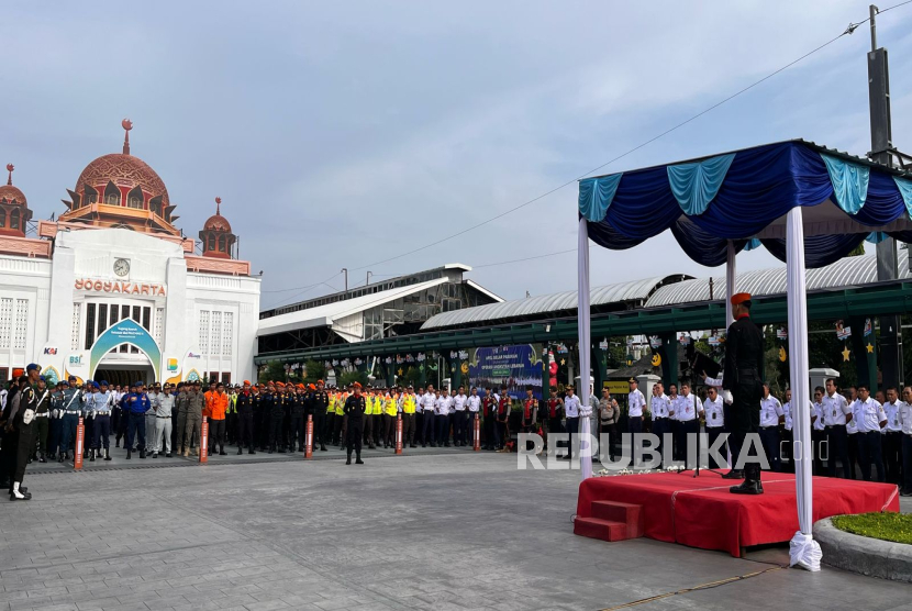 PT Kereta Api Indonesia (Persero) Daerah Operasi 6 Yogyakarta melaksanakan Apel Gelar Pasukan sebagai tanda dimulainya Posko Angkutan Lebaran 2025 di Stasiun Yogyakarta, Senin (24/3/2025) pagi.