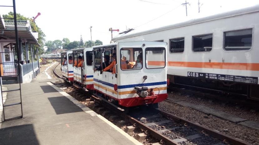 PT Kereta Api Indonesia (Persero) Daerah Operasi 8 Surabaya melakukan cek lintas dari Stasiun Malang hingga Stasiun Bangil, Rabu (3/11).