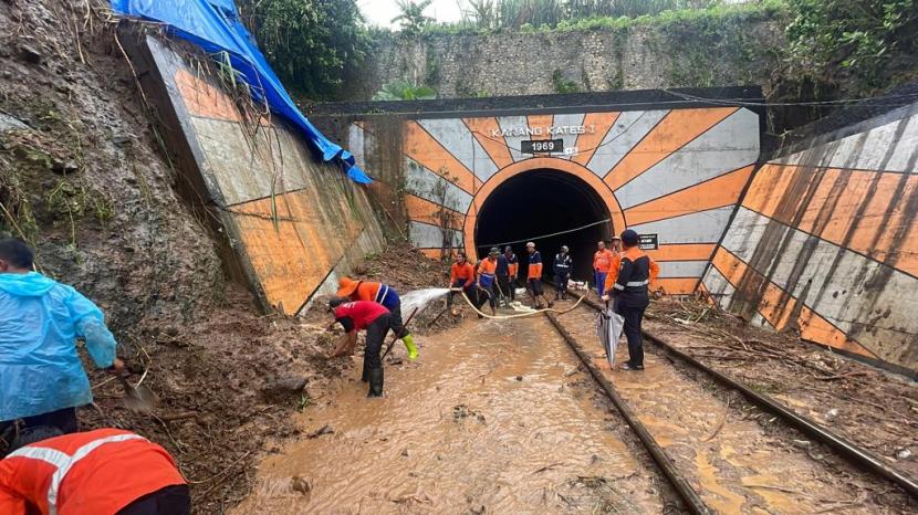 PT Kereta Api Indonesia (Persero) Daerah Operasi 8 Surabaya masih berupaya melakukan normalisasi jalur KA yang terkena imbas longsoran di petak jalur antara Stasiun Sumberpucung - Pohgajih, Kabupaten Malang. 
