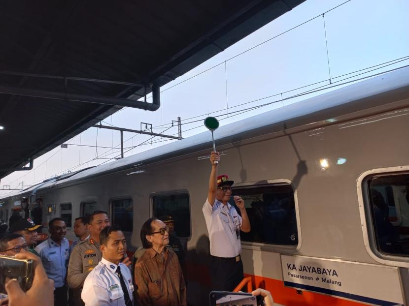PT Kereta Api Indonesia (Persero) meluncurkan Kereta Ekonomi New Generation di Stasiun Pasar Senen, Jakarta, Selasa (26/9/2023).   