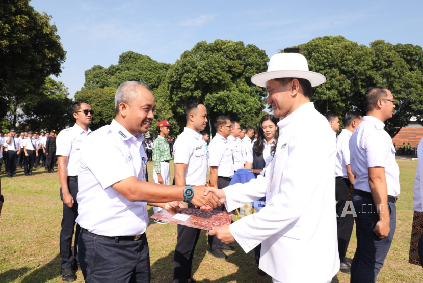 PT Kereta Api Indonesia (Persero) menggelar Upacara Peringatan Hari Ulang Tahun (HUT) ke-80 di Pusdiklat Ir. H. Juanda, Jalan Laswi No. 23, Bandung, Ahad (28/9/2025). 