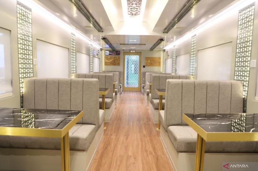 PT Kereta Api Indonesia (Persero) meningkatkan pelayanan kepada pelanggan dengan menghadirkan Kereta Makan bernuansa Suite Class mewah.
