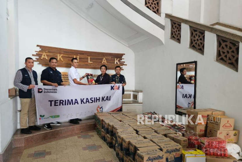 PT Kereta Api Indonesia (Persero) menyerahkan bantuan untuk para korban banjir di Aceh, Sumatra Utara, dan Sumatra Barat melalui program CSR KAI Quick Response Peduli Bencana.