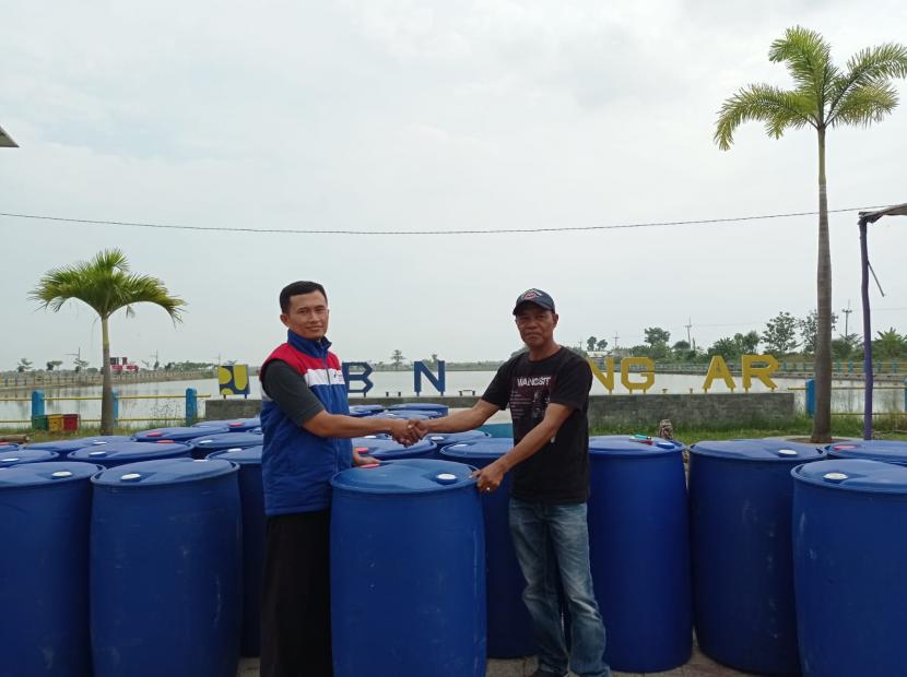 PT Kilang Pertamina Internasional (KPI) Refinery Unit VI Balongan menyalurkan bantuan sebanyak 50 drum plastik untuk Desa Sindang.