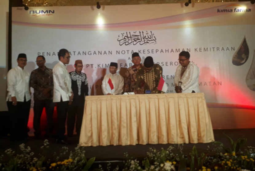  PT Kimia Farma (Persero) Tbk melakukan penandatanganan dengan  pimpinan 30 Pondok Pesantren di West Mall Grand Indonesia, Jakarta Pusat,  Rabu (28/11).