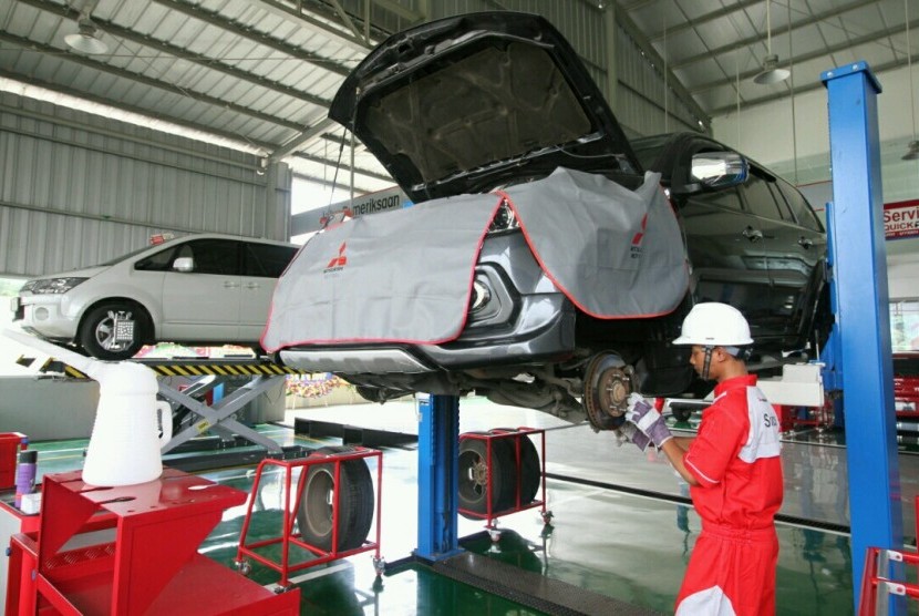 PT Krama Yudha Tiga Berlian Motors (KTB), distributor resmi kendaraan Mitsubishi di Indonesia meresmikan truck center ke-13 di Bekasi, Jawa Barat, Kamis (2/3).