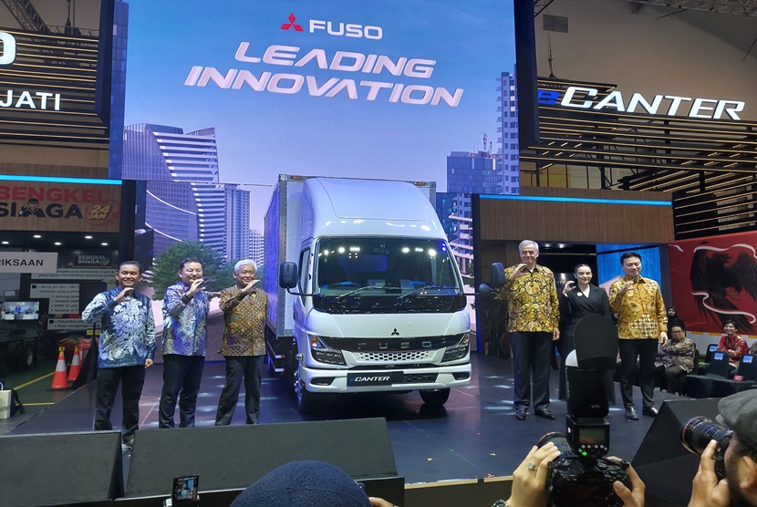 PT Krama Yudha Tiga Berlian Motors (KTB), distributor resmi kendaraan niaga Mitsubishi Fuso Truck and Bus Corporation (MFTBC) di Indonesia, mengumumkan peluncuran truk listrik eCanter di ajang Gaikindo Indonesia International Auto Show (GIIAS) 2024 yang berlangsung di ICE BSD, Tangerang.