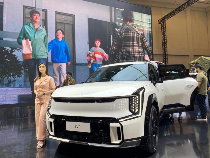 PT Kreta Indo Artha (KIA) meluncurkan mobil listrik terbaru Kia EV9 GT-Line di ajang Gaikindo Indonesia International Auto Show (GIIAS) 2023.