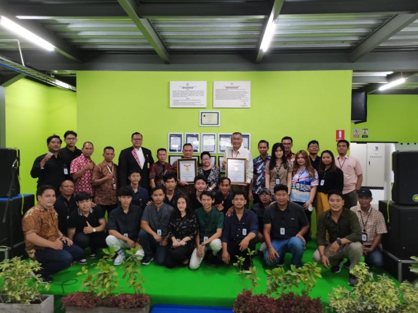 PT LAT mencatat rekor MURI sebagai perusahaan digital printing tekstil pertama di Indonesia yang menggunakan bahan baku printing ramah lingkungan (eco friendly).