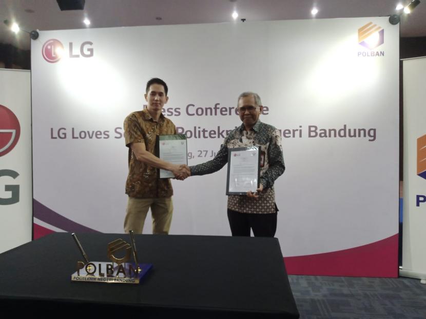 PT LG Electronics Indonesia (LG) memberikan bantuan untuk mendukung peningkatan kualitas ruang belajar Politeknik Negeri Bandung (Polban).