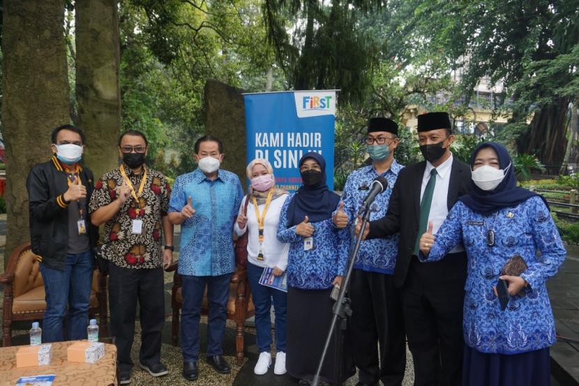  PT Link Net Tbk dengan brand First Media bersama Dinas Komunikasi dan Informatika (Diskominfo) Kota Bandung dan Dinas Kesehatan Kota Bandung kembali menggelar vaksinasi massal. 