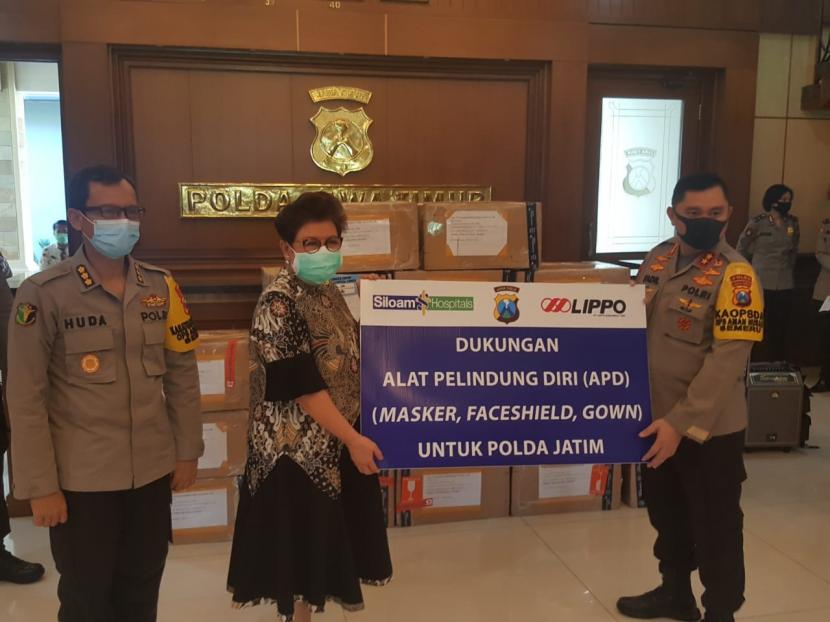 PT Lippo Karawaci Tbk (LPKR) terus menunjukkan dukungan terhadap upaya pemerintah memerangi pandemi Covid-19. Melalui unit bisnisnya yaitu Siloam Hospitals Surabaya, LPKR memberikan donasi berupa 20.000 masker, 1.000 pelindung muka (face shield), dan 5.000 gown kepada kepolisian daerah (Polda) Jawa Timur.  Bertempat di kantor polda Jawa Timur Rabu (17/6), Direktur dan CEO Siloam Hospitals Surabaya dr. Maria M. Padmidewi, Sp.PK melakukan penyerahan secara simbolis donasi tersebut kepada Kapolda Jawa Timur Irjen Pol. Muhammad Fadil Imran.