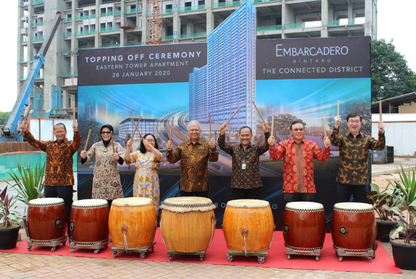 PT Lippo Karawaci Tbk melaksanaan seremoni penutupan atap (topping off) Eastern Tower Apartment-Embarcadero Bintaro. 