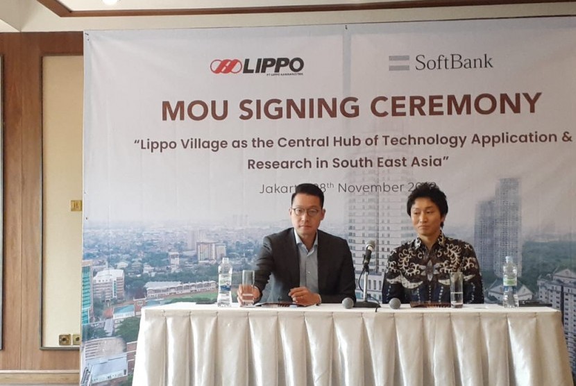 PT Lippo Karawaci Tbk menggandeng Softbank Corp dari Jepang untuk mengembangkan dan menyebarkan solusi ekosistem berbasis Artificial Intelligence (AI) dan Internet of Things (IoT) di bidang real estate dan mobilitas Indonesia, di Jakarta, Kamis, (28/11).