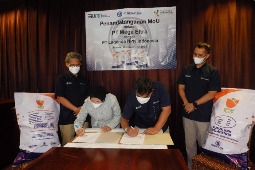 PT Mega Eltra dan PT Lagenda NPK Indonesia menandatangani perjanjian kerjasama jasa makloon pupuk NPK di Jakarta, Kamis (18/11).