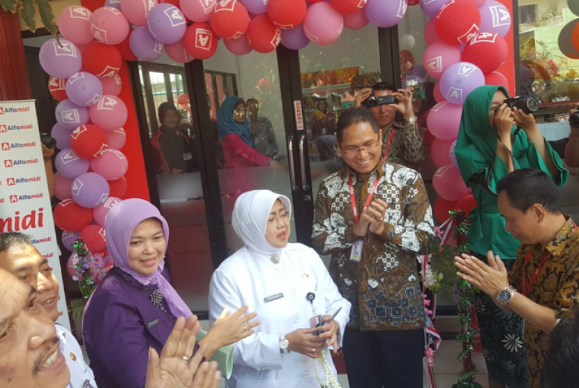PT Midi Utama Indonesia Tbk meresmikan program pendidikan ritel Alfamidi Class dan Teaching Factory di Sekolah Menengah Kejuruan Negeri (SMKN) 20 Jakarta, Rabu (5/9).