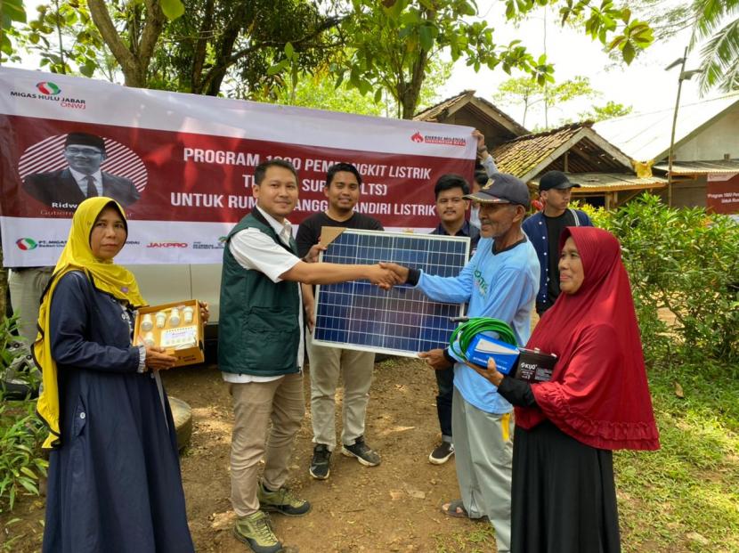 PT Migas Hulu Jabar ONWJ (MUJ ONWJ)  memasangkan Pembangkit Listrik Tenaga Surya (PLTS) ke warga di Karawang.