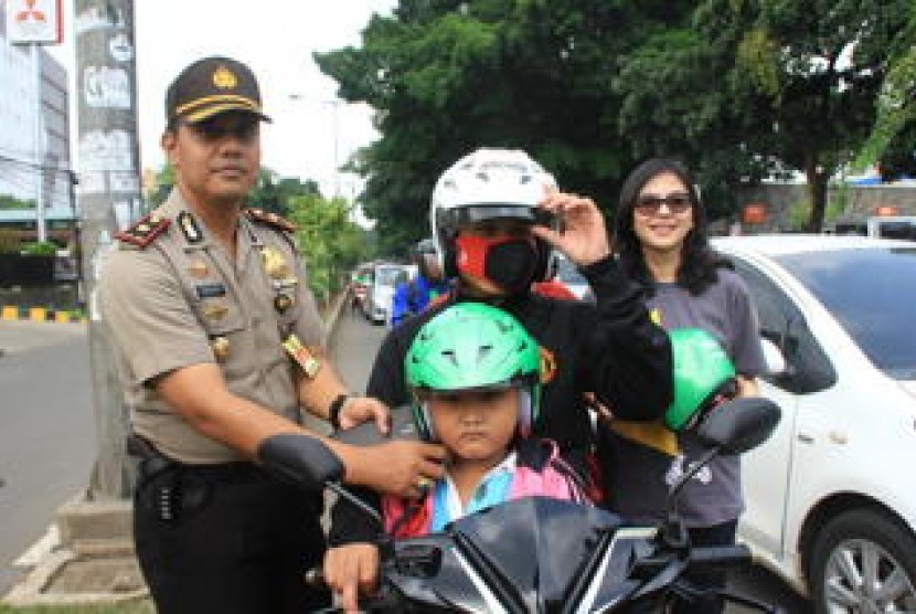 PT Mitra Pinasthika Mustika Tbk (MPM), perusahaan konsumer otomotif di Indonesia, bersama Forum Wartawan Otomotif Indonesia (Forwot), kembali menggelar aksi kampanye safety riding di kawasan Duren Sawit, Jakarta Timur, Rabu (20/4).