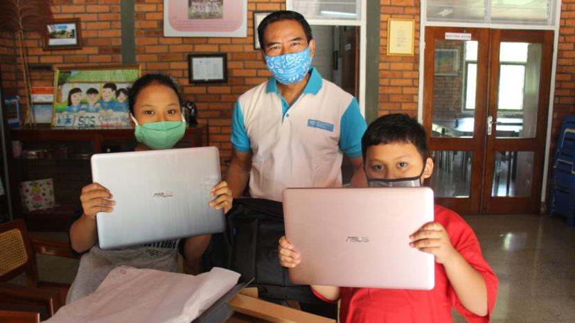 PT Mitra Pinasthika Mustika Tbk (MPMX) menyalurkan bantuan perangkat belajar daring kepada anak-anak asuh SOS Children’s Village Indonesia.