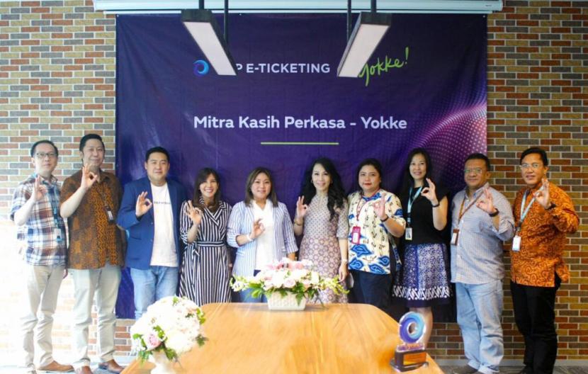 PT Mitra Transaksi Indonesia (Yokke) bekerja sama dengan PT Mitra Kasih Perkasa (MKP) melakukan penandatanganan kerjasama digitalisasi dan penerapan tiket elektronik