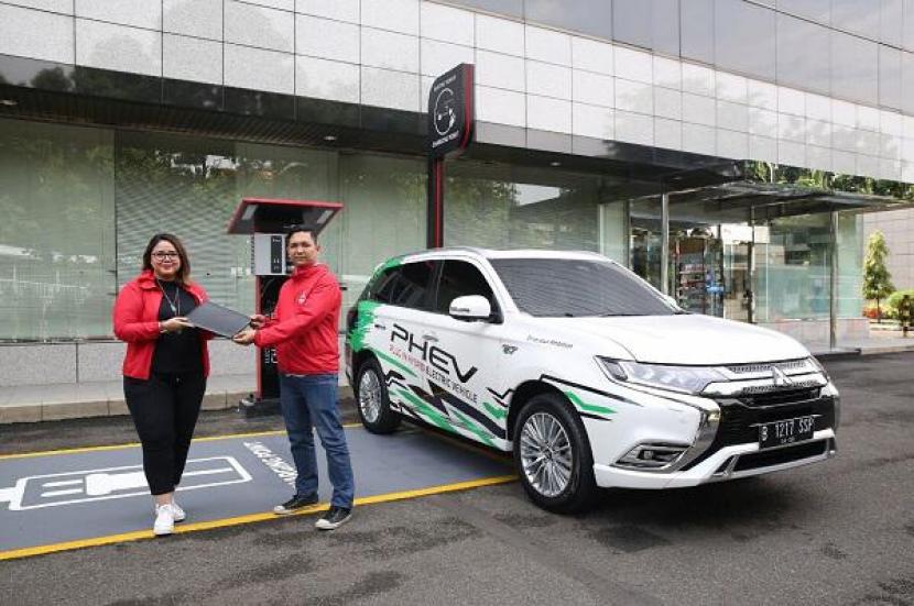 PT Mitsubishi Motors Krama Yudha Sales Indonesia (MMKSI) bekerjasama dengan salah satu perusahaan penyedia layanan transportasi terkemuka di Indonesia untuk penggunaan Mitsubishi Outlander PHEV. ((Dok MMKSI)