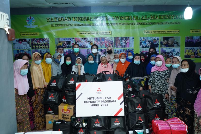 PT Mitsubishi Motors Krama Yudha Sales Indonesia (MMKSI) memberikan hadiah untuk menyambut Hari Raya Idul Fitri, kepada para penghuni dan pengurus dua panti wreda di Tangerang, Kamis (28/4). 