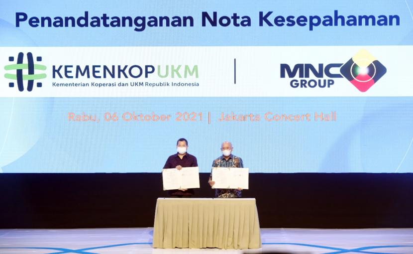 PT MNC Investama Tbk (BHIT atau MNC Group) dan Kementerian Koperasi dan Usaha Kecil dan Menengah (KemenKopUKM) Republik Indonesia menandatangani nota kesepahaman sebagai komitmen bersama mendorong digitalisasi Usaha Mikro, Kecil, dan Menengah (UMKM), Rabu (6/10)