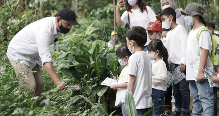 PT MNR, pengelola empat kebun raya, menggencarkan program edukasi bagi pengunjung. 