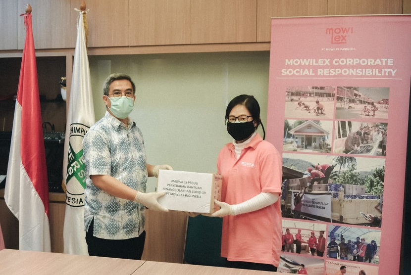 PT Mowilex dan karyawan menyumbangkan 26 ribu masker dan APD untuk tenaga kesehatan