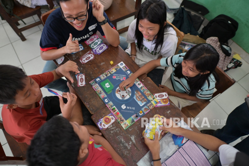PT MSIG Life Insurance Indonesia Tbk (MSIG Life) menggelar sesi edukasi keuangan pada Sabtu (24/5/2025) melalui board game interaktif bertema keuangan dan asuransi sebagai bagian dari program tanggung jawab sosial perusahaan (CSR) mereka, PELITA.