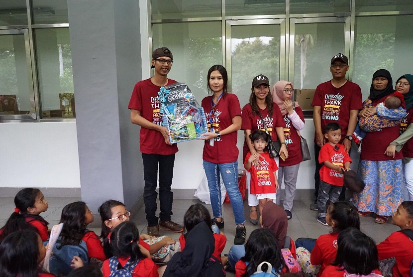 PT Muara Cipta Kreasi (MCK) yang bergerak di bidang jasa desain dan percetakan, dengan menggandeng Yayasan Tri Kusuma Bangsa melakukan kepedulian sosial terhadap anak-anak jalanan di Kawasan Kota Tua, Jakarta Barat, Ahad (24/2).
