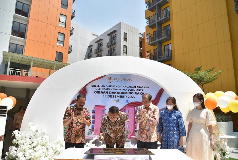 PT Mulia Properti Indah (MPI), anak perusahaan Agungtex Land Group, menggelar acara peresmian proyek apartemen Solo Urbana Residence (SUR) yang dibangun di Jalan Mojo dan ruas Jalan Solo Ring Road, Mojosongo, Jebres, Surakarta, Jawa Tengah, Kamis (15/12/2022). Peresmian dilakukan oleh Wakil Walikota Surakarta, Teguh Prakosa. Turut hadir mantan Walikota Surakarta, FX Hadi Rudyatmo, jajaran pemerintah daerah Surakarta beserta jajaran manajemen PT Mulia Properti Indah.