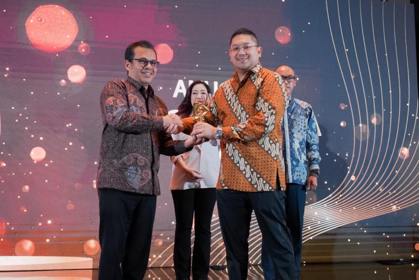 PT Mustika Ratu Tbk (MRAT) kembali menunjukkan komitmen kuatnya terhadap prinsip Environmental, Social, and Governance (ESG) dengan meraih ESG Award 2024 dari Republika untuk kategori Innovation for Cultural Sustainability.