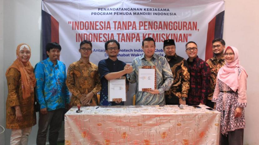 PT Nanotech Indonesia Global Tbk (NANO) bersama Yayasan Sahabat Wakaf Indonesia (SWI) melalui Program Pemuda Mandiri berupaya memberdayakan para pemuda dhuafa agar trampil dan mampu bekerja di Jepang.