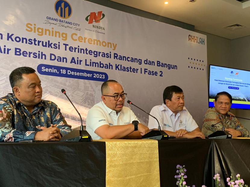PT Nindya Karya dan PT Kawasan Industri Terpadu Batang (KITB) atau Grand Batang City meneken PKS pembangunan jaringan air bersih dan air limbah di KITB di Jakarta, Senin (18/12/2023). 