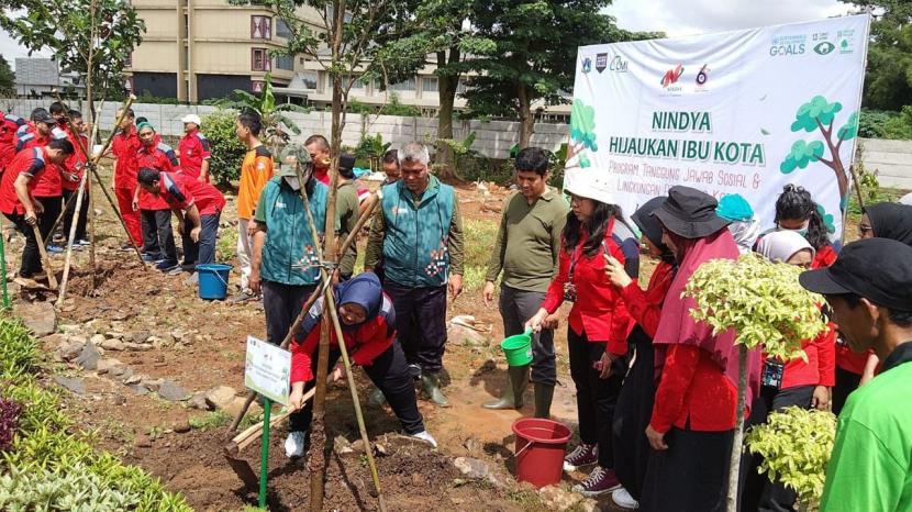PT Nindya Karya yang melakukan kerja sama dengan LMI untuk menanam 100 pohon di Jalan Layang Cakung, Jakarta Timur.