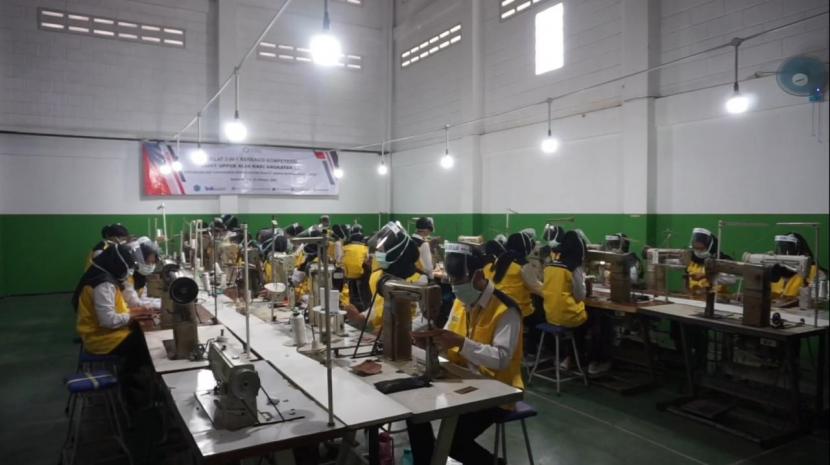 PT Nokha Internasional Grup justru membuka pabrik pertama mereka di Kampung Bojong Buah Desa Pangauban, Kecamatan Katapang, Kabupaten Bandung, Kamis (15/10). Kemenperin mengapresiasi Nokha karena mempekerjakan karyawan korban PHK di pabriknya.