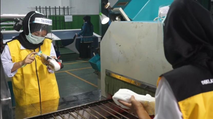 PT Nokha Internasional Grup justru membuka pabrik pertama mereka di Kampung Bojong Buah Desa Pangauban, Kecamatan Katapang, Kabupaten Bandung, Kamis (15/10). Bahkan, pabrik yang mempekerjakan 100 orang itu, di antaranya merekrut para karyawan korban PHK.