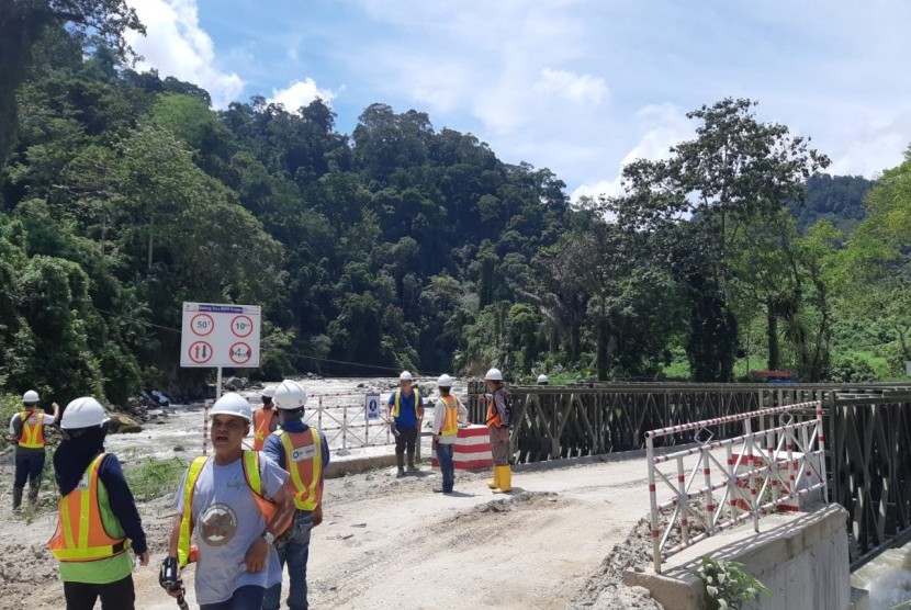 PT NSHE sedang meninjau site pembangunan PLTA Batang Toru, Sitandiang, Tapsel, Kamis (2/5). 