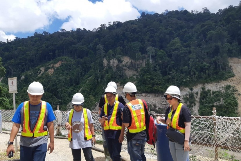 PT NSHE officers oversee Batang Toru hydropower plant construction, Sitandiang, Tapsel, Thursday (May 2). 