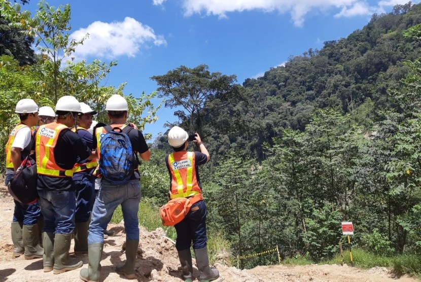 PT NSHE sedang meninjau site pembangunan PLTA Batang Toru, Sitandiang, Tapsel, Kamis (2/5). 