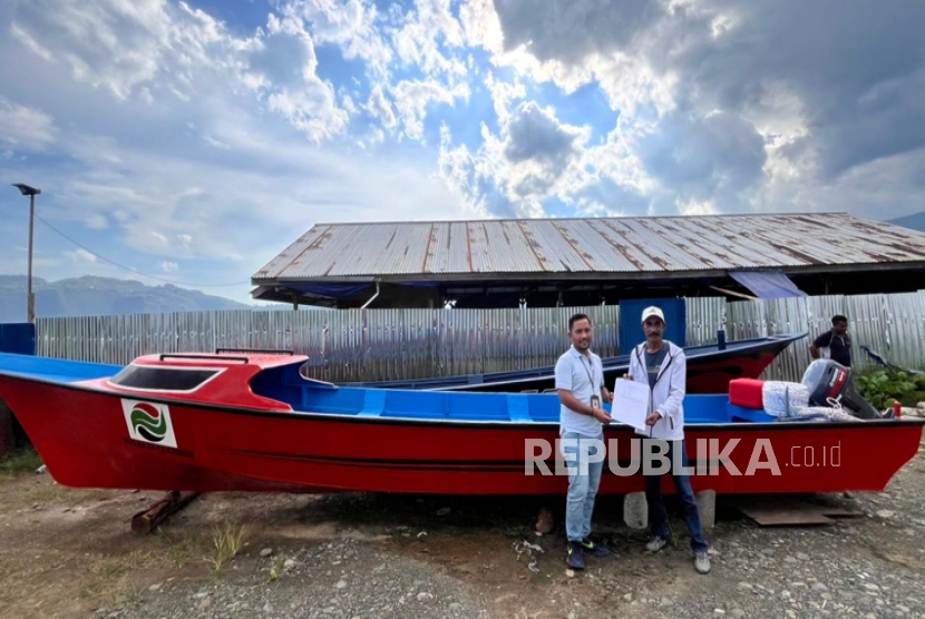PT Nusa Karya Arindo melalui program Tanggung Jawab Sosial dan Lingkungan (TJSL/CSR) menyerahkan bantuan tiga unit perahu viber kepada kelompok nelayan Soagimlaha dan Soasangaji Kec. Kota Maba, Halmahera Timur.