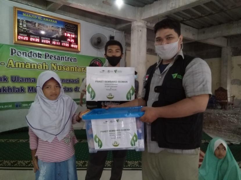 PT ODC Interrotasi bekerja sama dengan Dompet Dhuafa menyalurkan paket nutrisi untuk anak yatim di Panti Asuhan Al-Amanah Nusantara, Kelurahan Jombang, Kecamatan Ciputat, Kota Tangerang Selatan (Tangsel), Sabtu (4/9). 