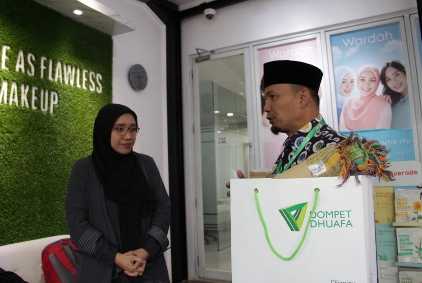 PT Paragon menyalurkan zakat perusahaan sebesar Rp 4 milliar kepada Dompet Dhuafa. Dana zakat itu, nantinya dipergunakan sebagai dana pendidikan.