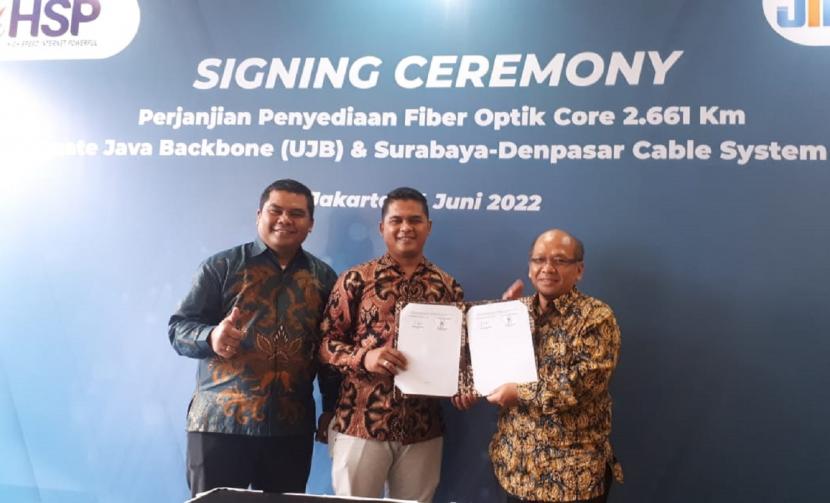 PT Parsaoran Global Datatrans (HSP) menandatangani kerja sama Perjanjian Penyediaan Fiber Optik Core Ultimate Java Backone (UJB) dan Surabaya-Denpasar Cable System (SDCS) sepanjang 2.661 kilometer. 