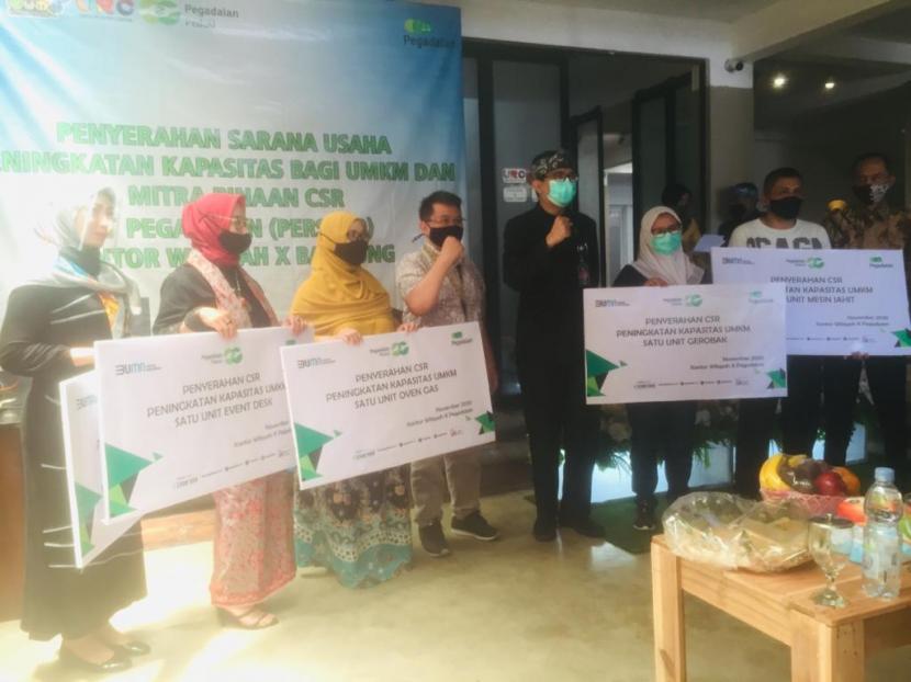 PT Pegadaian Kanwil X Bandung secara simbolis memberikan bantuan kepada 100 para pelaku UMKM dan mitra binaan CSR saat pembukaan UMKM Recovery Center (URC) di Kota Bandung, Kamis (12/11).