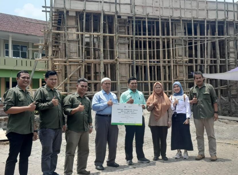 PT Pegadaian Kanwil X Jawa Barat menyalurkan bantuan dana untuk renovasi Masjid Kholid Ibnu Walid SMA 1 Sukaraja Sukabumi, belum lama ini.