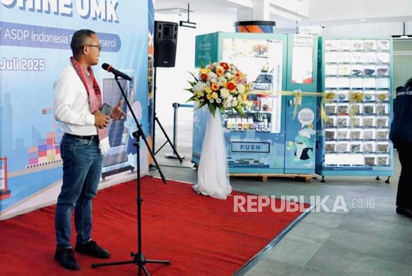 PT Pelabuhan Indonesia (Persero) atau Pelindo bersama PT ASDP Indonesia Ferry (Persero) menghadirkan vending machine berisi produk usaha mikro dan kecil (UMK) di Pelabuhan Ajibata, Danau Toba, Sumatra Utara. 