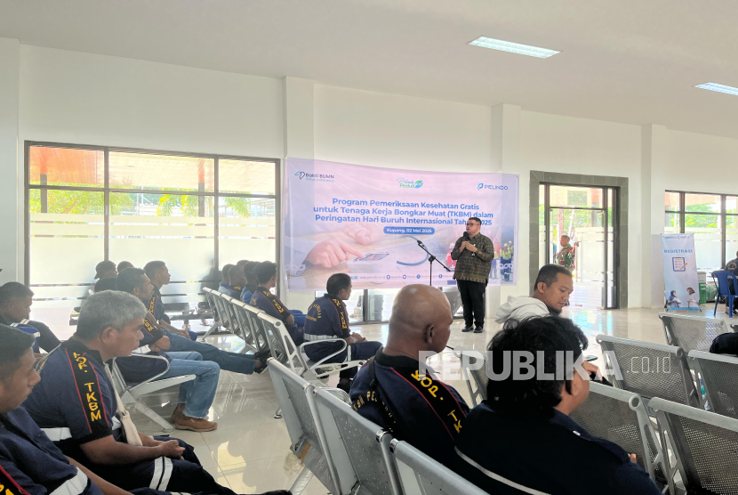 PT Pelabuhan Indonesia (Persero) / Pelindo memfasilitasi pemeriksaan kesehatan gratis bagi 213 pekerja Tenaga Kerja Bongkar Muat (TKBM) di Pelabuhan Tenau, Kupang, Nusa Tenggara Timur (NTT). 